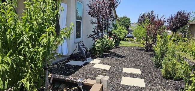 Building Photo - 366 Silver Ridge Dr