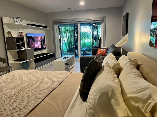 Building Photo - 4021 N Cypress Dr