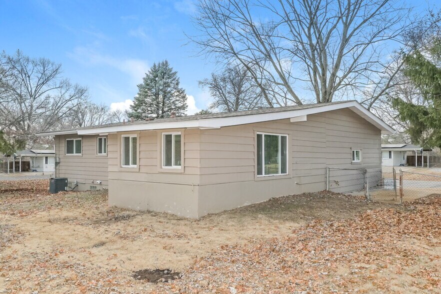 Building Photo - 2010 Thunderbird Ave