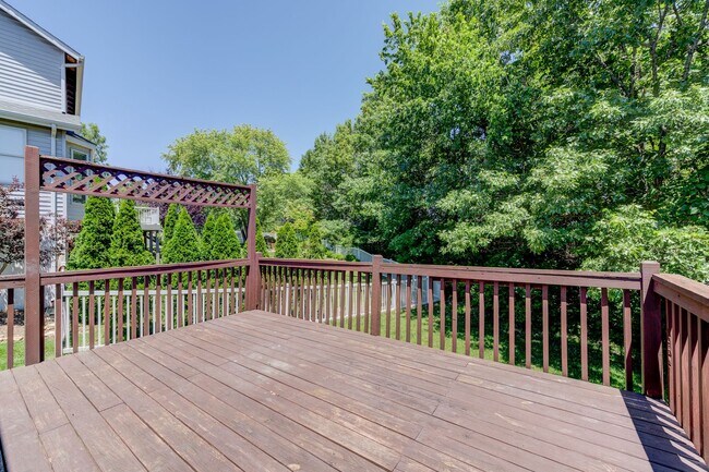 Building Photo - 650 Top Notch Ln