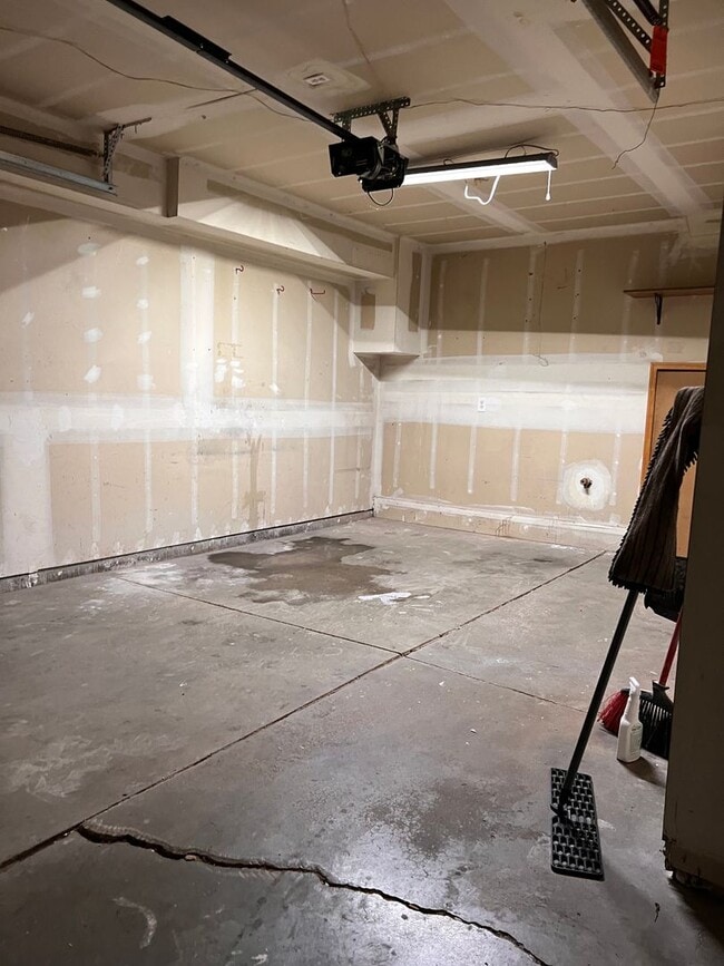 Building Photo - Gorgeous 2 bed/2.5 bath townhome in Welby Glen