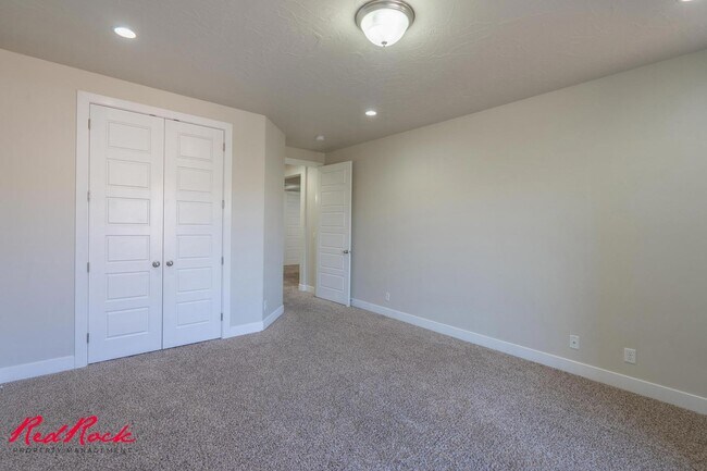 Building Photo - Pet Friendly 4 Bedroom Home! Internet Incl...