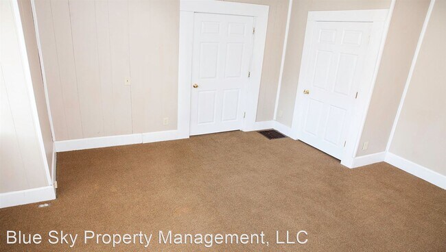 Building Photo - 4 br, 1 bath House - 400 N. Reserve St.