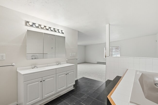 Building Photo - 611 S Ferrall St