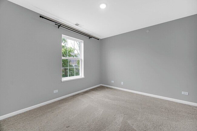 Building Photo - 1537 Kraft Ave