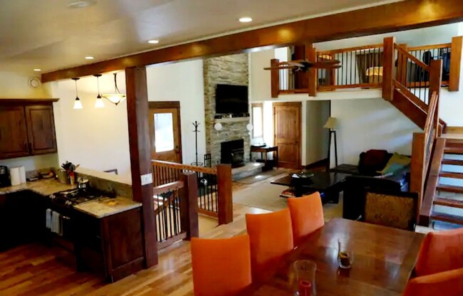 Building Photo - Available Now! Boulder's best kept secret....