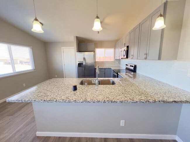 Building Photo - 4 bedrooms, 2 bathrooms home located in Henderson