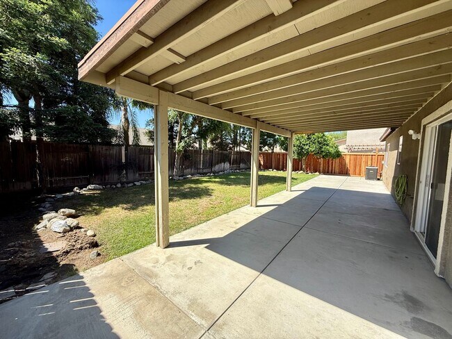 Building Photo - Beautiful 3 Bed / 2 Bath Home with Spacious Layout & Great Natural Light