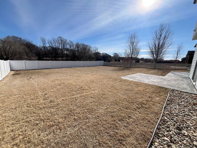 Building Photo - 4 Bed/3.5 Bath with 4 Stall Heated Garage!