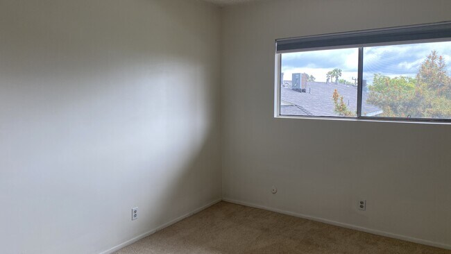 Building Photo - 770 E Mariposa St