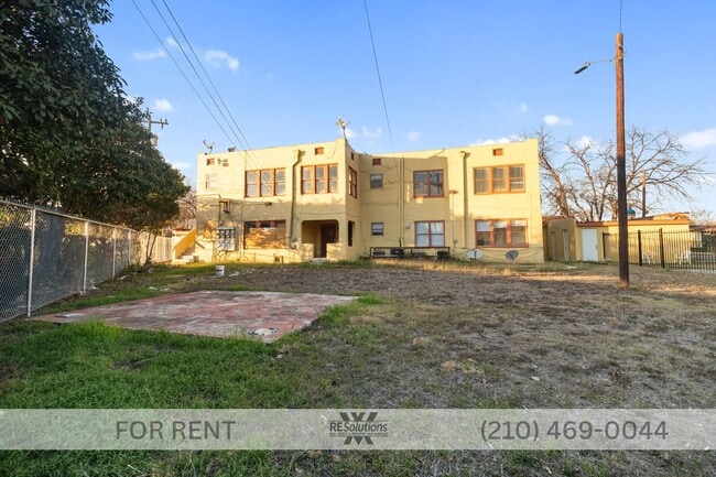 Building Photo - 1630 W Rosewood Ave