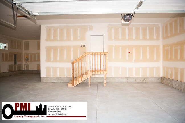 Building Photo - 5 Bedroom 3 bath, beautiful home in North ...