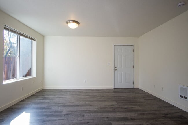 Building Photo - Garden Level 1 Bdr w/ Private Patio & $300 OFF!