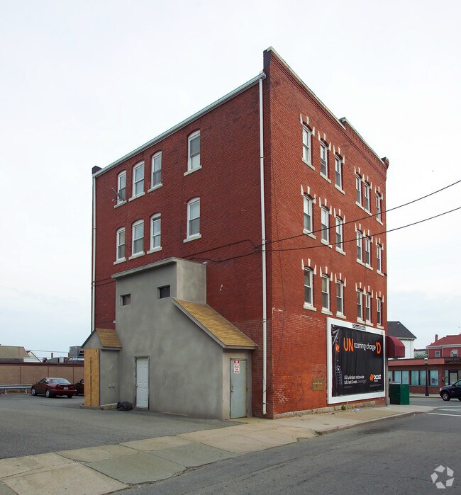 Building Photo - Chas St. George