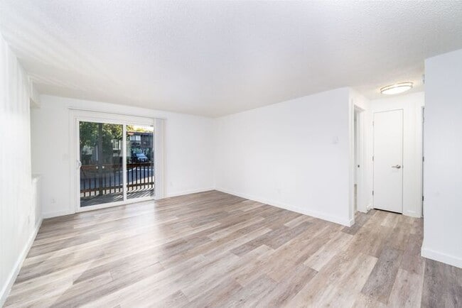 Building Photo - Spacious 2x1 unit with 1st month free! Only $1395