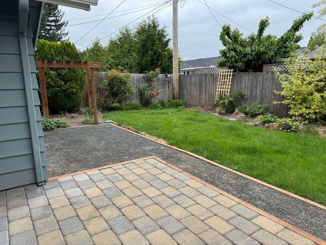 Building Photo - Discover this well-maintained 3-bedroom, 2-bath home in Eugene, OR.