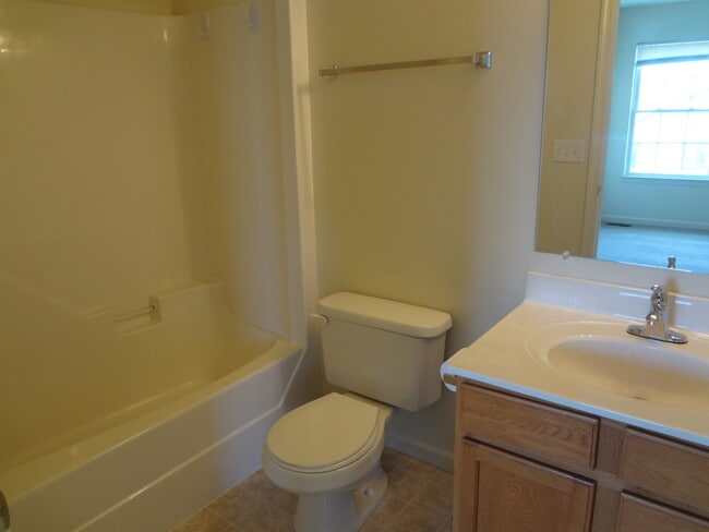 Building Photo - Spacious Townhouse with 2 Master Suites and Full Basement