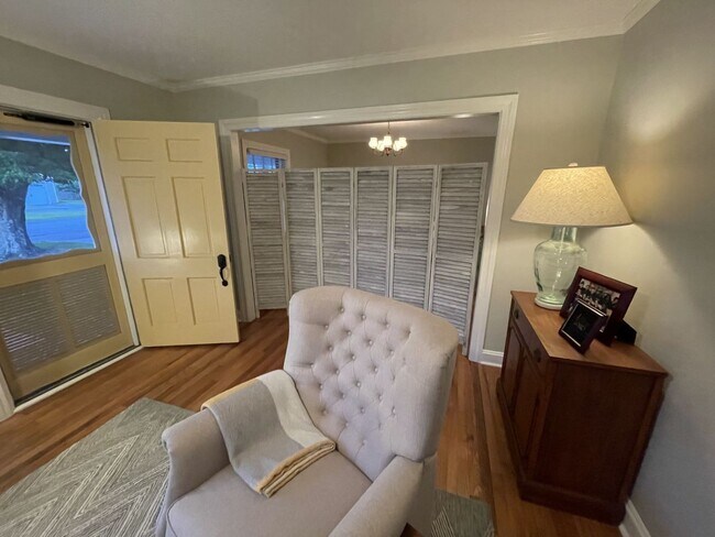 Building Photo - Quaint Swansboro Ranch Home