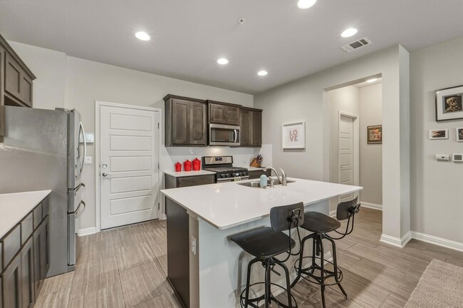 Building Photo - 6814 E Riverside Dr