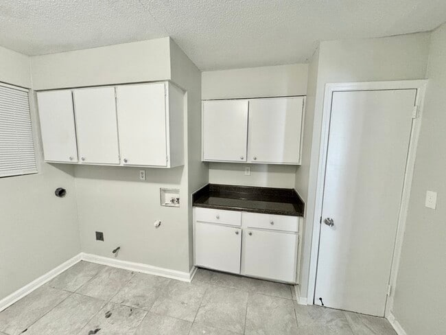 Building Photo - 4079 Forest View Dr