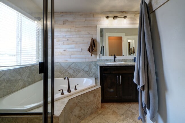 Building Photo - 6 Bedroom 3.5 Bathroom Home in Lehi!