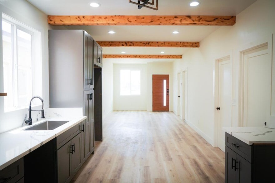 Building Photo - 156 S Pecan St