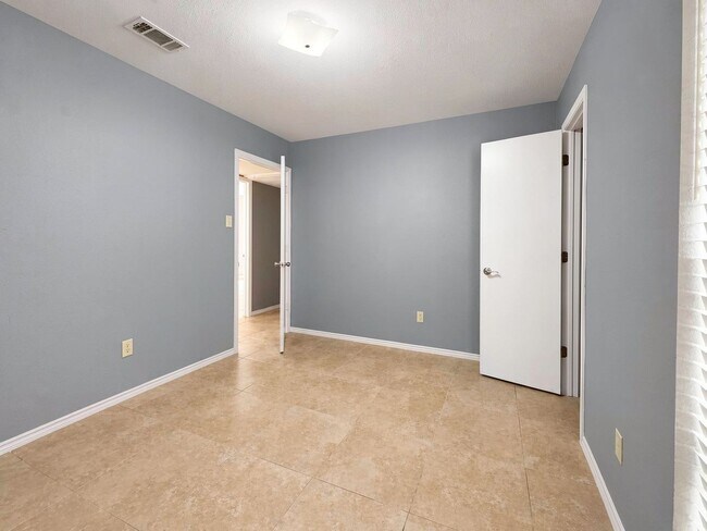 Building Photo - 915 Lemontree Dr