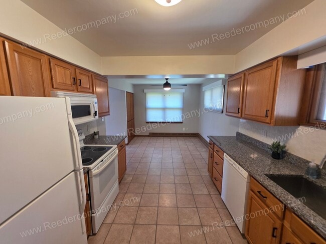 Building Photo - Spacious and updated 2 bedroom 1 bathroom Duplex