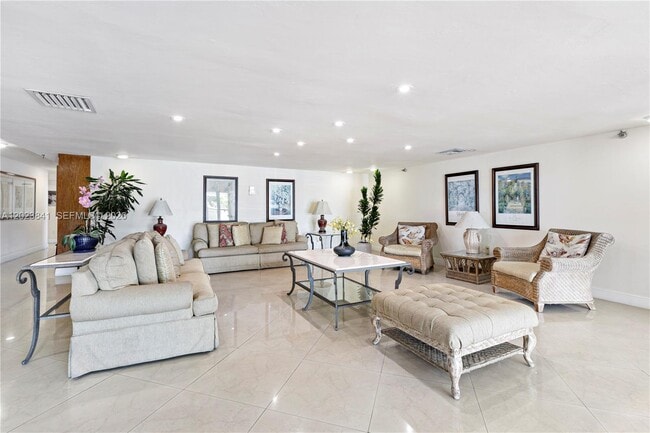 Building Photo - 2457 Collins Ave