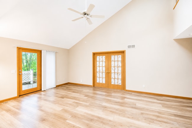 Building Photo - Bright Townhome with Fireplace & Nature Views