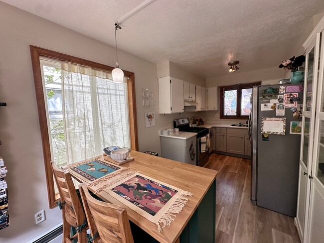 Building Photo - Exquisite 2 Bedroom 2 Bath Excellent Locat...