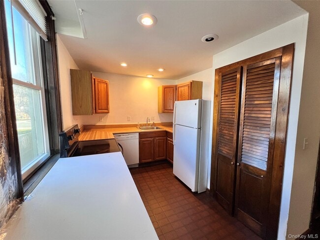 Building Photo - 12 Bridge