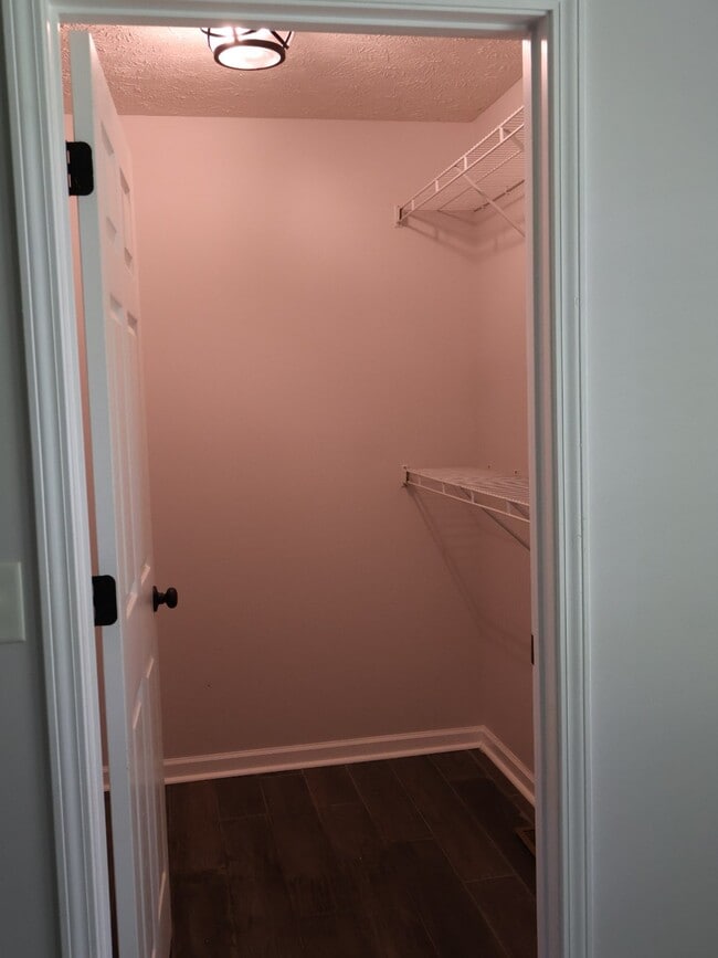 Building Photo - 829 Ridgetop Dr