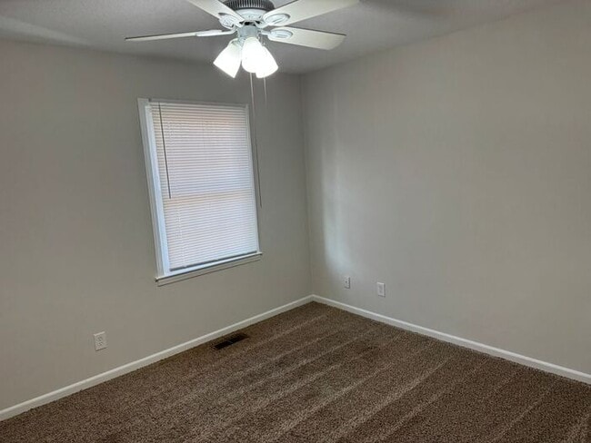 Building Photo - Convenient location in Concord near the hospital