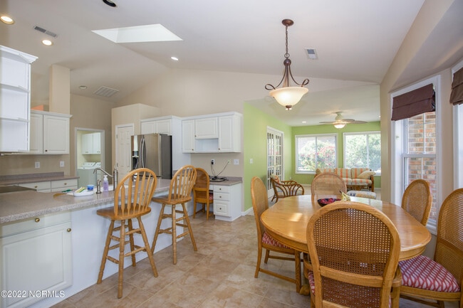 Building Photo - 127 Pine Lake Dr