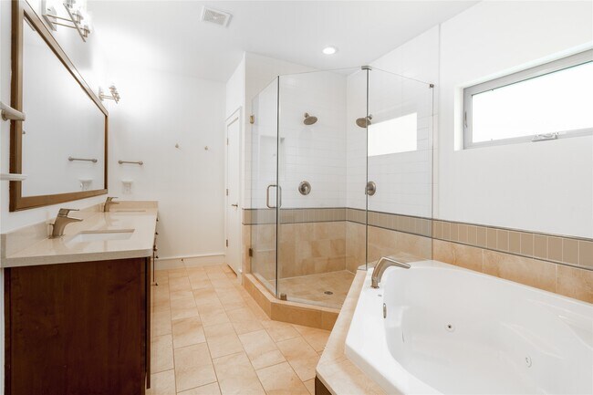 Building Photo - 5321 Lillian St