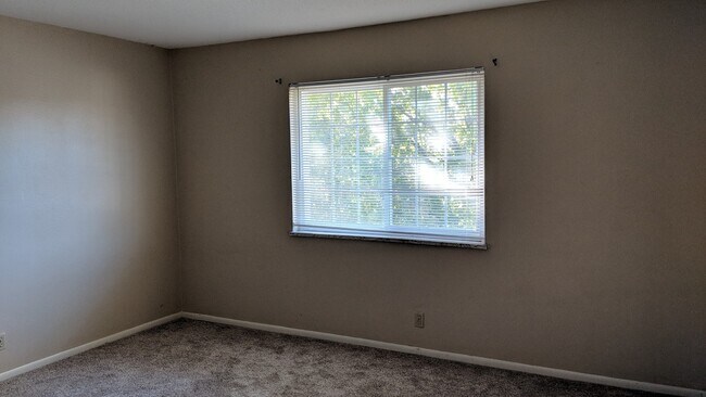 Building Photo - AUGUST 2026!!!  2 bedroom, 1.5 bath 2-story condo in Coralville