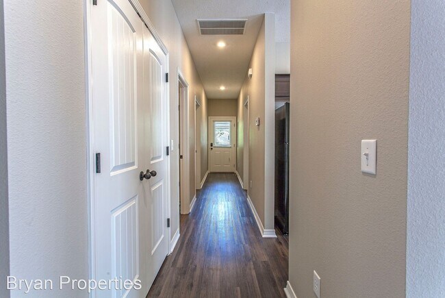 Building Photo - 3 br, 3 bath House - 1133 E. Loren