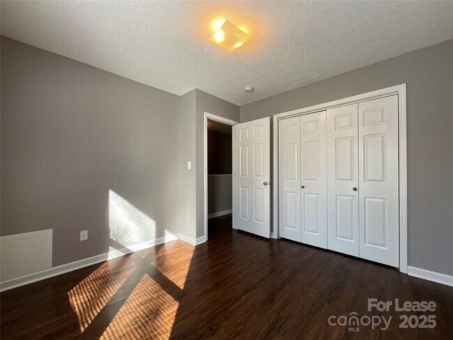 Building Photo - 1520 N Main Ave