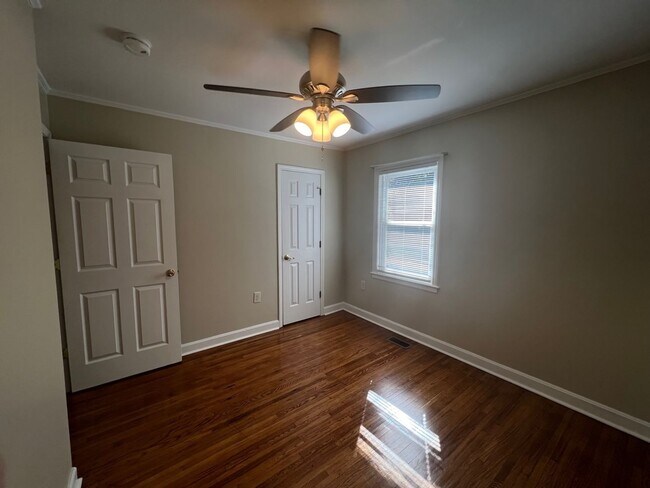 Building Photo - Three bedroom, 1 bath house in Burlington