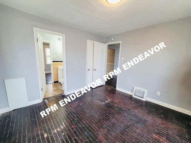 Building Photo - Charming 2-Bed Home with Hardwood Floors &...