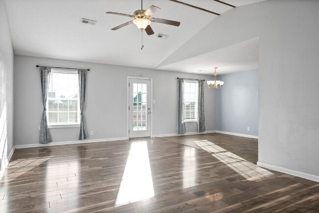 Building Photo - RANCH with huge, fenced yard on a corner lot!! Minutes to Fort Campbell, I-24, Clarksville, and a...
