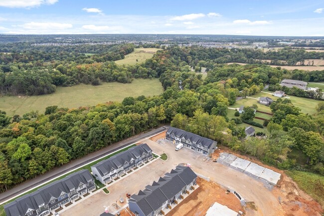 Building Photo - Beautiful townhome in Clarksville!