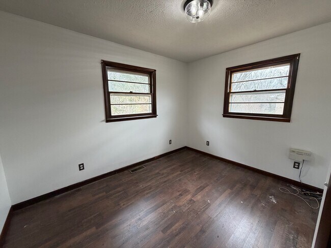 Building Photo - 502 Bluebird Dr