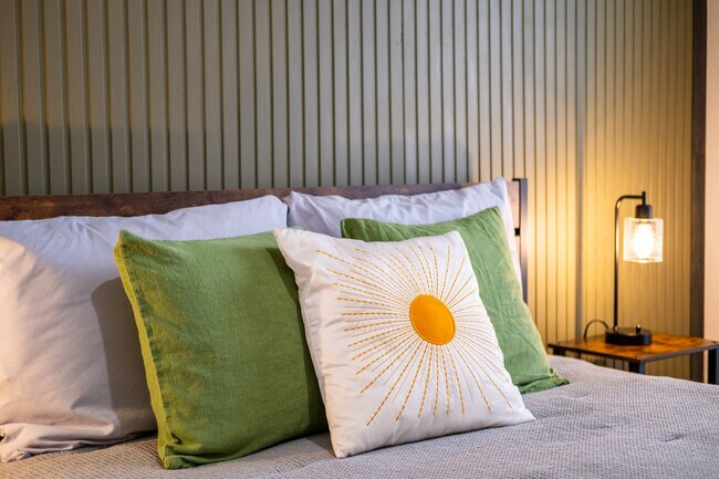 Building Photo - 523 W Vance Dr