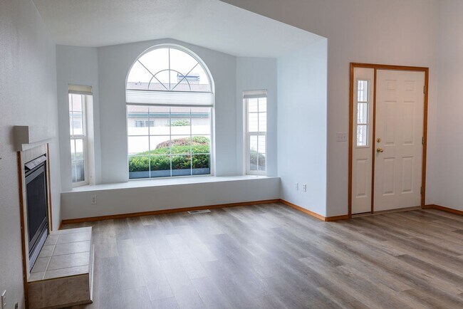 Building Photo - Single Story Home w/ HOA Provided Lawn Services