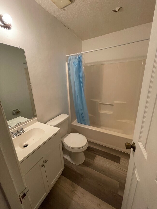 Building Photo - 108 Kimeran Ln