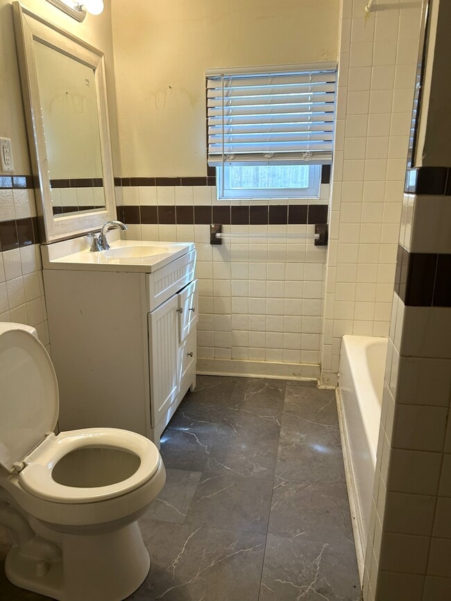 Building Photo - 2405 Bay St