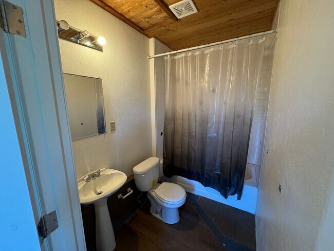 Building Photo - 3 Bedroom House in Waldport!