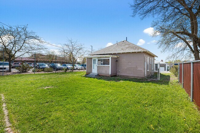 Building Photo - Charming& Updated Northeast Home!